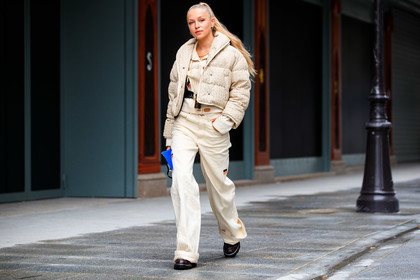 regina anikiy, white coat, white jeans, white jacket, down jacket, monogrammed coat, louis vuitton coat, louis vuitton pants, louis vuitton jacket, louis vuitton belt, louis vuitton total look, louis vuitton necklace, monogrammed necklace, box bag, long necklace, golden necklace, belted jacket, denim, denim jacket, denim total look, white total look, baggy pants, loose jeans, PARIS, PFW, fashion week, frenchystyle, FW, jonathan paciullo, street style, SPRING SUMMER 2021, SS 21, horizontal, atmosphere details, full length