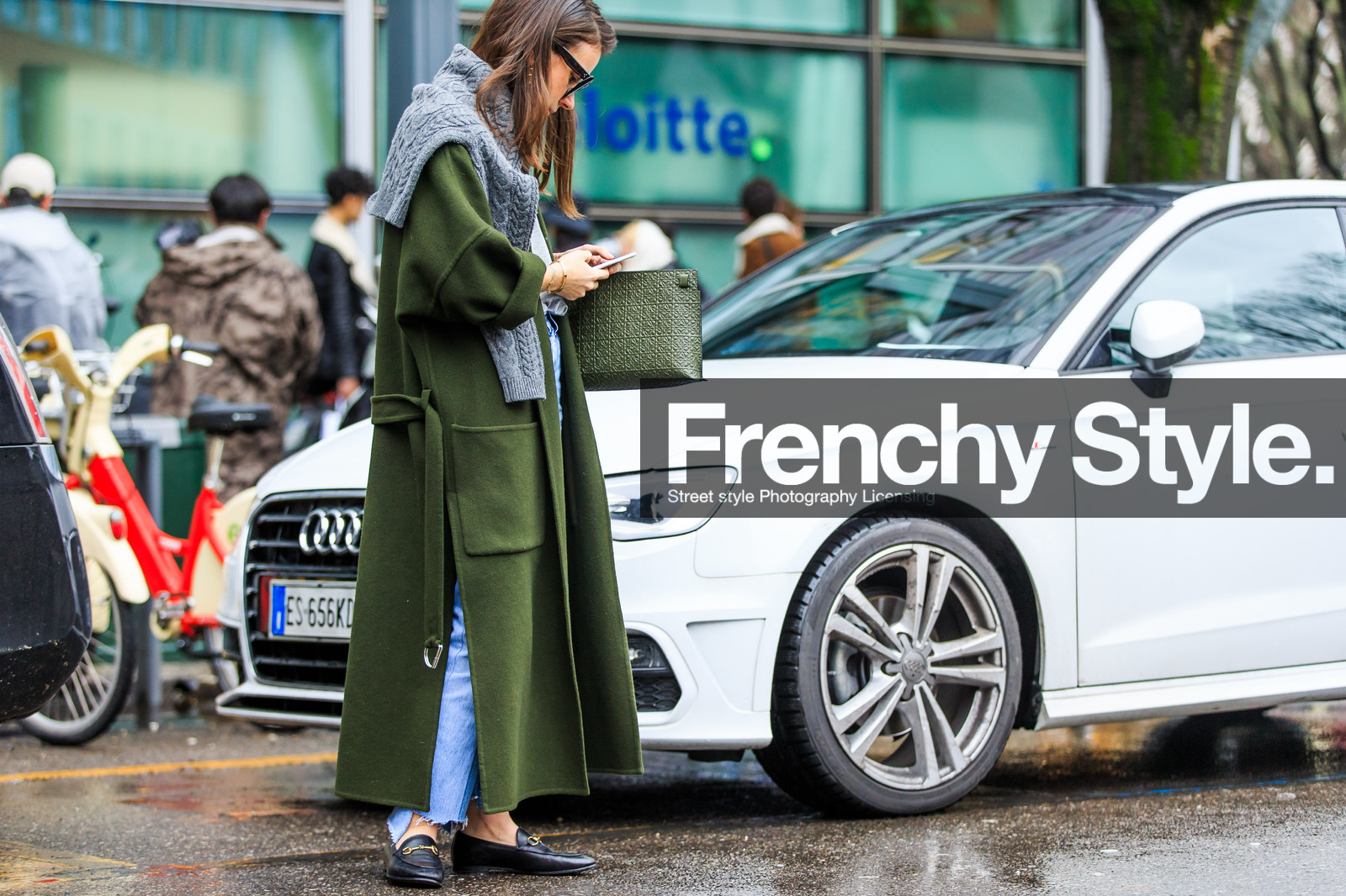 atmosphere details, AUTUMN WINTER 2016-2017, AW 16-17, black loafers, blue denim, bracelet, cartier, clou bracelet, denim pants, detail, FALL WINTER 2016-2017, fashion week, frenchystyle, FW, FW 16-17, golden jewelry, green bag, green coat, grey knit, grey sweater, gucci, horizontal, iphone, jeans, jonathan paciullo, kaki bag, kaki coat, leather bag, leather clutch, leather shoes, LFW, loewe, LONDON, MENSWEAR, natasha goldenberg, over the shoulder, street style, sunglasses, tiffany, trousers, vêtements