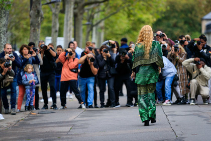 helena bordon, sequins pants, sequins top, striped pants, striped top, short sleeves top, green top, green pants, yellow pants, yellow top, neon green earrings, pink earrings, dangling earrings, PARIS, PFW, SPRING SUMMER 2020, SS 20, fashion week, frenchystyle, FW, jonathan paciullo, street style, horizontal, atmosphere details, full length