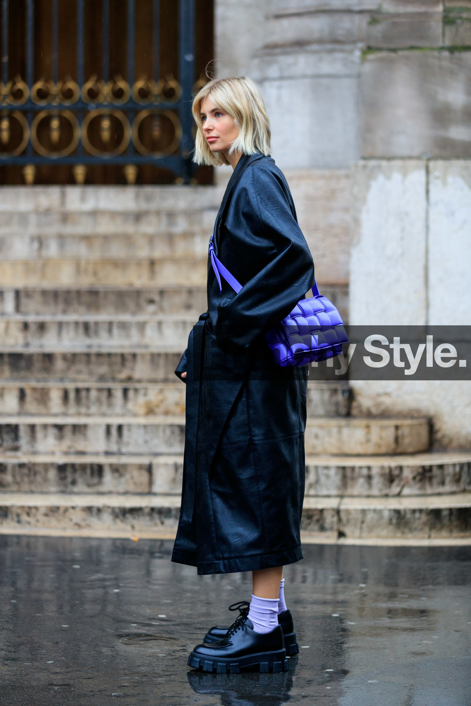xenia adonts, black leather trench coat, black leather derbie, belted trench coat, big sole shoes, laced shoes, prada shoes, lilac socks, lurex socks, crossbody bag, purple leather bag, plaited bag, bottega veneta bag, fashion week, frenchystyle, FW, jonathan paciullo, street style, PFW, PARIS, vertical, full length