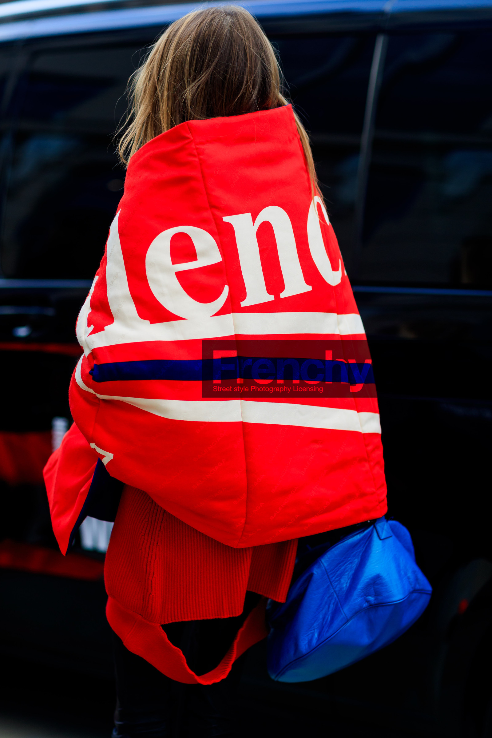 atmosphere details, balenciaga, denim pants, detail, fashion week, frenchystyle, FW, jeans, jonathan paciullo, leather bag, LFW, LONDON, pascaline smets, printed scarf, red scarf, red sweater, SPRING SUMMER 2018, SS 18, street style, sweater dress, trousers, vertical