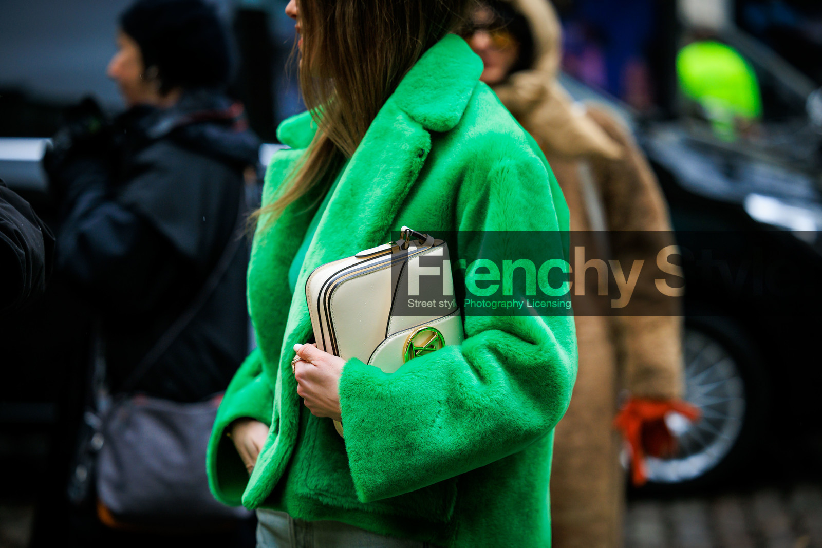 fluffy coat, fluo green coat, louis vuitton bag, cream handbag, fashion week, frenchystyle, FW, jonathan paciullo, street style, CPH, COPENHAGEN, AUTUMN WINTER 2022-2023, FALL WINTER 2022-2023, FW 22-23, horizontal, atmosphere details