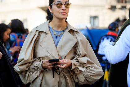 caroline issa, rayban sunglasses, mirror sunglasses, beige sunglasses, metalic frame sunglasses, beige trench coat, belted trench coat, balloon sleeves, golden necklace, big chain necklace, stone necklace, long necklace, grey top, fashion week, frenchystyle, FW, jonathan paciullo, street style, MFW, MILAN, AUTUMN WINTER 2020-2021, FALL WINTER 2020-2021, FW 20-21, horizontal, atmosphere details, detail