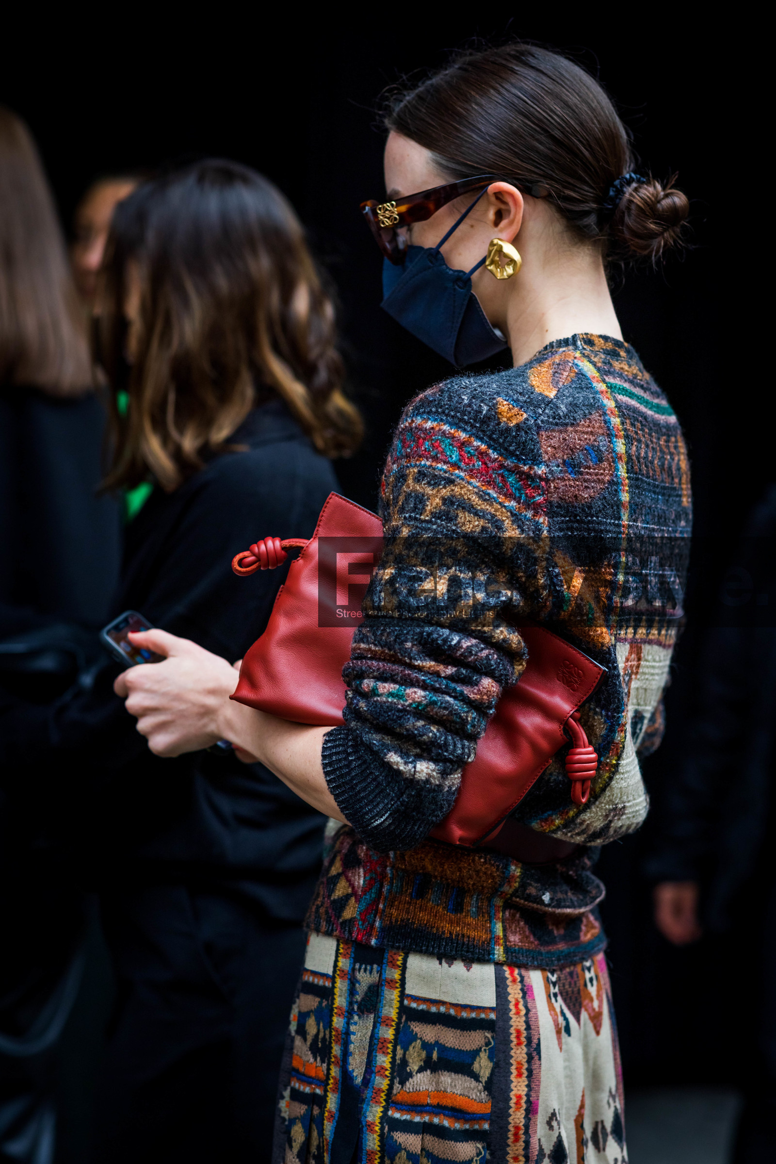 jumper, colorful, knits, knitwear, knit top, knit, red, pouch, Bags, fashion week, frenchystyle, FW, jonathan paciullo, street style, SS 22, SPRING SUMMER 2022, LFW, LONDON, vertical, atmosphere details, detail