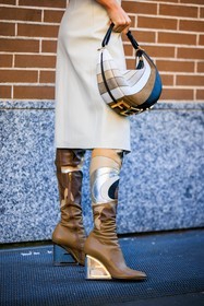 multicolor boots, highknee boots, fendi handbag, multicolor handbag, leather boots, details, close up, accesories, fendi, belen hostalet, fashion week, frenchystyle, FW, jonathan paciullo, street style, MFW, MILAN, FALL WINTER 2022_2023, AUTUMN WINTER 2022-2023, FW 22-23, vertical, atmosphere details