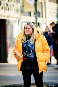 puffed jacket, winter jacket, orange jacket, riger shirt, printed shirt, black tshirt, black leggins, street style, jonathan paciullo, FW, frenchystyle, fashion week, AUTUMN WINTER 2022-2023, FALL WINTER 2022_2023, FW 22-23, PARIS, PFW, vertical, detail