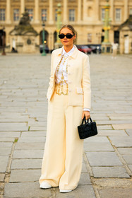 full cream look, suit, baggy pants, dior bag, black bag, black sunglasses, jewelry, doctors bag, cream jacket, buttoned jacket, white sneakers, golden necklace, golden armour, armour necklace, fashion week, frenchystyle, FW, jonathan paciullo, street style, AUTUMN WINTER 2022-2023, FALL WINTER 2022_2023, FW 22-23, PFW, PARIS, vertical, full length