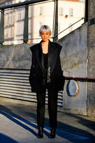 black coat, black jacket, black pants, black shoes, black suit, dyed hair, kim jones, leather shoes, tone on tone, total look black, trousers, PARIS, PFW, street style, jonathan paciullo, FW, frenchystyle, fashion week, AUTUMN WINTER 2019-2020, AW 19-20, FALL WINTER 2019-2020, FW 19-20, vertical, full length