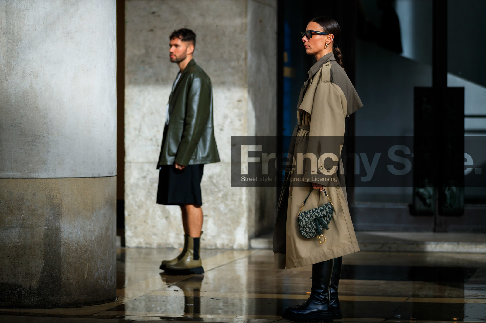alice & j.s, alice barbier, JS roques, kaki trench coat, beige trench coat, bicolor trench coat, green leather bag, monogrammed bag, dior bag, dior saddle bag, hand bag, mini bag, black sunglasses, black leather boots, celine sunglasses, flat boots, high boots, big sole boots, green leather jacket, kaki leather boots, chelsea boots, fashion week, frenchystyle, FW, jonathan paciullo, street style, PFW, PARIS, horizontal, atmosphere details, full length
