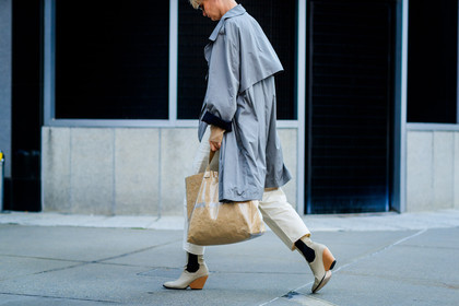 atmosphere details, back detail, beige bag, beige boots, beige pants, comme des garçons, fashion week, frenchystyle, full length, FW, grey coat, high heels, horizontal, jonathan paciullo, leather bag, leather shoes, NEW YORK, NYFW, SPRING SUMMER 2018, SS 18, street style, trench coat, trousers
