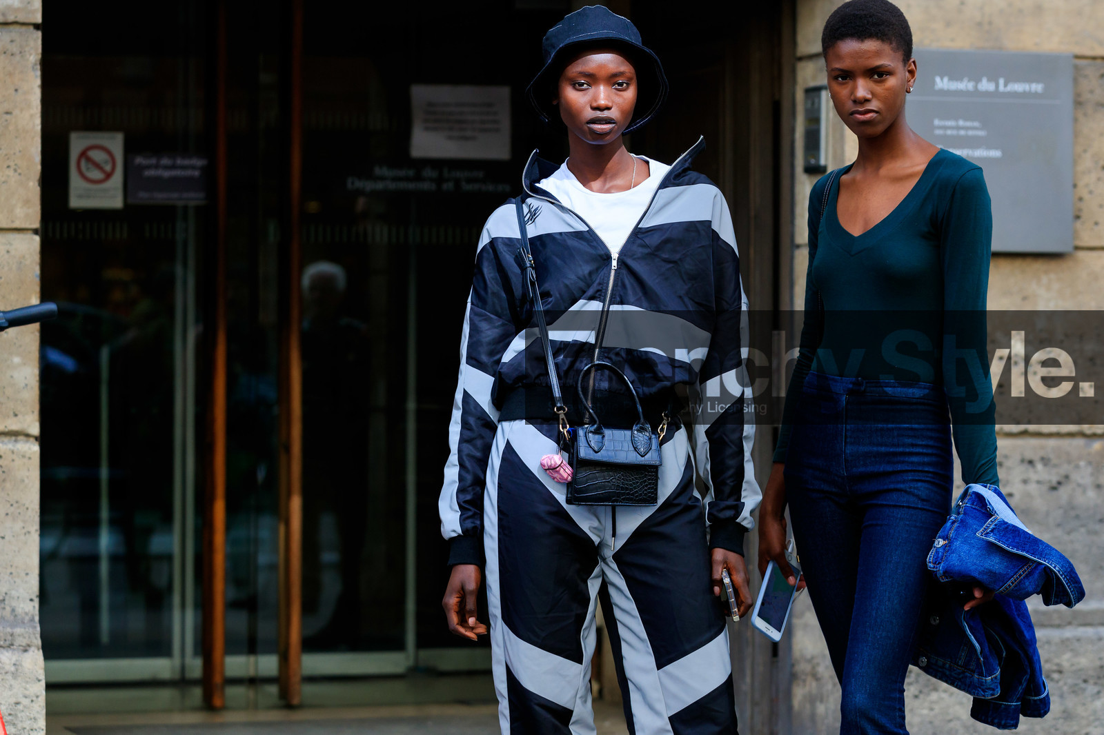 model, jogging pants, sportswear, sportswear jacket, zipped jacket, dark grey jacket, dark grey pants, light grey jacket, light grey pants, striped jacket, striped pants, black hat, black leather bag, crossbody bag, animal skin bag, mini bag, white t-shirt, airpod, airpod box, dark green top, long sleeves top, low necked top, blue jeans, denim, denim jacket, PARIS, PFW, SPRING SUMMER 2020, SS 20, fashion week, frenchystyle, FW, jonathan paciullo, street style, horizontal, atmosphere details, detail