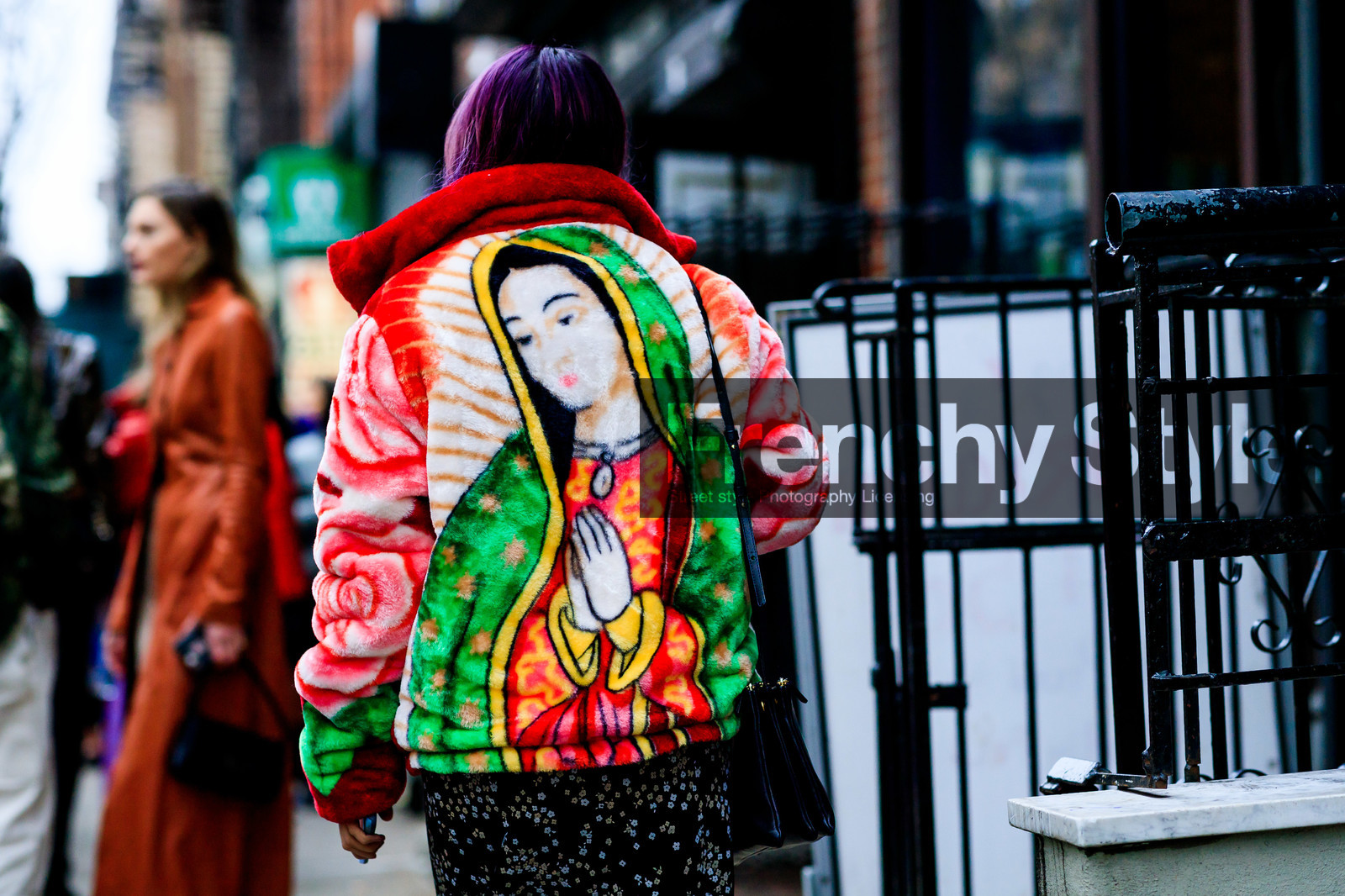 black bag, dyed hair, graphic jacket, leather bag, multicolor jacket, printed jacket, purple hair, red jacket, frenchystyle, jonathan paciullo, street style, NYFW, NEW YORK, AUTUMN WINTER 2019-2020, AW 19-20, FALL WINTER 2019-2020, FW 19-20, fashion week, FW, atmosphere details, horizontal, detail