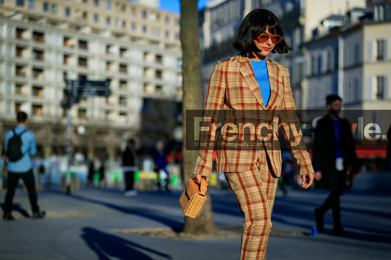 blazer, blue sweater, checked, graphic jacket, graphic pants, leather bag, maria bernad, plaid, printed jacket, printed pants, sunglasses, trousers, yellow bag, yellow jacket, yellow pants, yellow suit, PARIS, PFW, street style, jonathan paciullo, FW, frenchystyle, fashion week, AUTUMN WINTER 2019-2020, AW 19-20, FALL WINTER 2019-2020, FW 19-20, horizontal, atmosphere details, detail