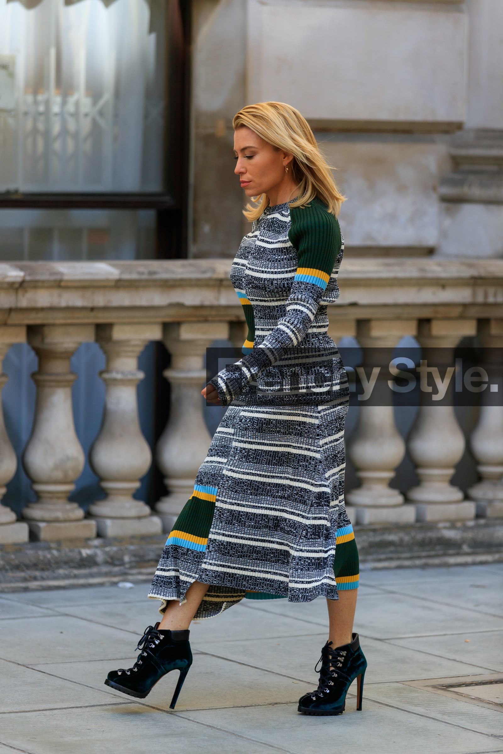 long dress, knitwear, knit dress, asymmetrical dress, grey dress, striped dress, long sleeves dress, high heels boots, velvet boots, laced boots, mountain style boots, fashion week, frenchystyle, FW, jonathan paciullo, street style, vertical, full length