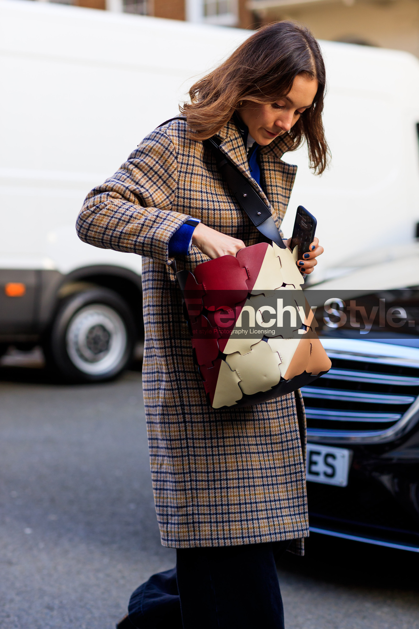 brown coat, checked, graphic bag, graphic jacket, houndstooth pattern, leather bag, plaid, printed bag, printed jacket, red bag, fashion week, frenchystyle, FW, jonathan paciullo, street style, LFW, LONDON, AUTUMN WINTER 2018-2019, AW 18-19, FALL WINTER 2018-2019, FW 18-19, vertical, atmosphere details, detail