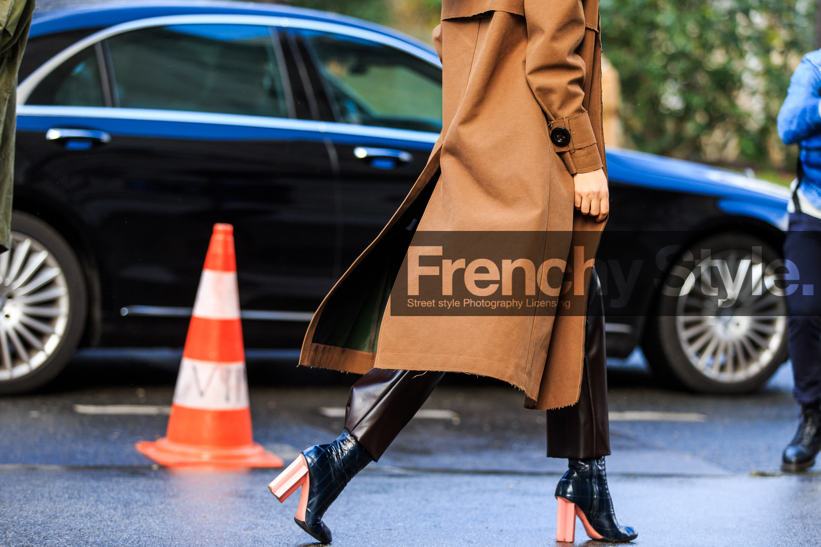 atmosphere details, AUTUMN WINTER 2016-2017, AW 16-17, black pants, blue boots, brown coat, detail, FALL WINTER 2016-2017, fashion week, frenchystyle, FW, FW 16-17, high heels, horizontal, jonathan paciullo, leather boots, leather pants, PARIS, PFW, pink heels, street style, trousers