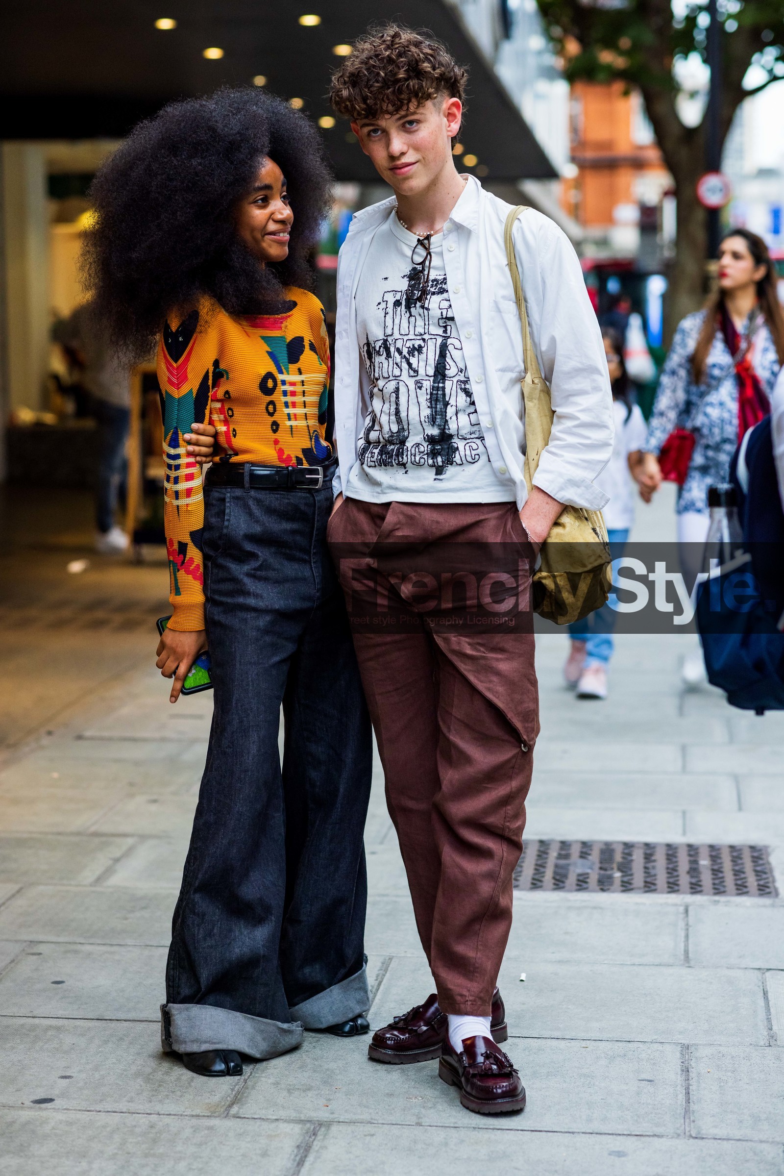 Joyce Cisse, Arthur Boyd, jeans, wideleg pants, blue, navy blue, high waisted, highwaist, orange, tshirt, print, white, shirt, derbies, brown, fashion week, frenchystyle, FW, jonathan paciullo, street style, SS 22, SPRING SUMMER 2022, LFW, LONDON, vertical, full length