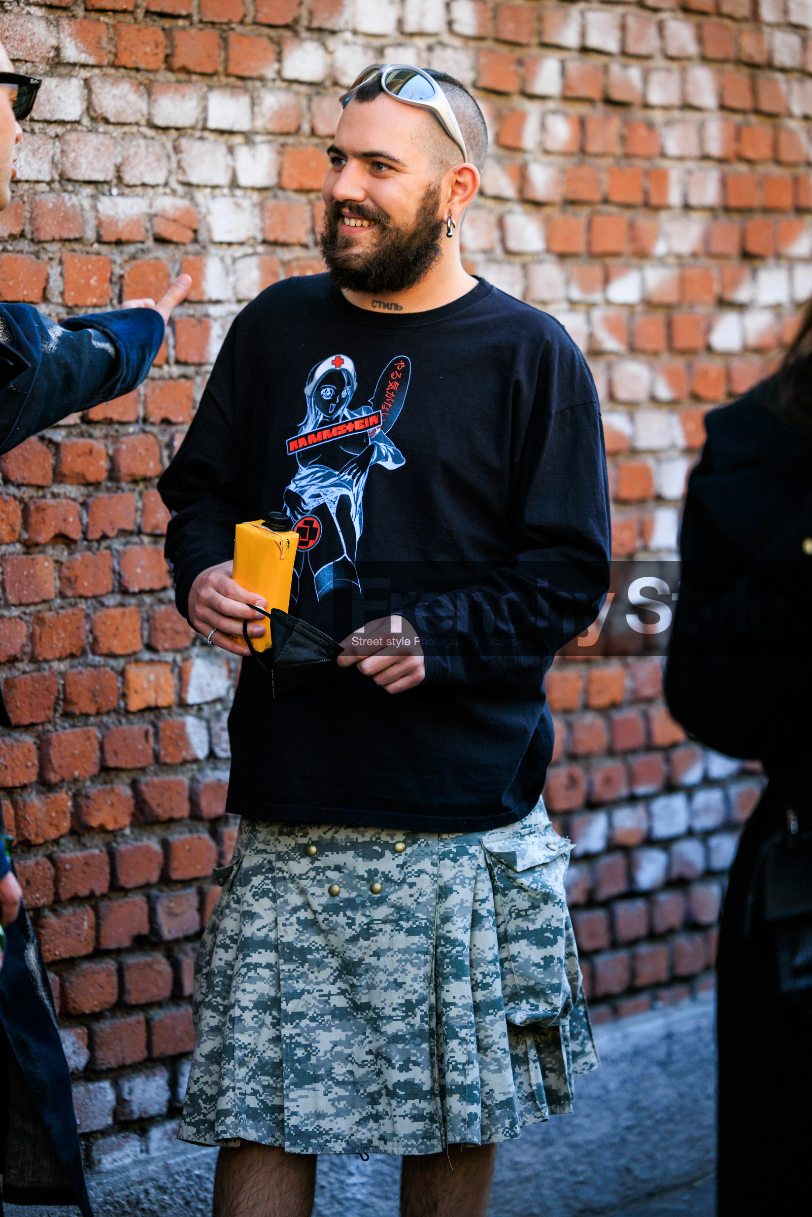 silver sunglasses, black sweatshirt, printed, sweatshirt, miltirary skirt, pleated skirt, silver earrings, print skirt, fashion week, frenchystyle, FW, jonathan paciullo, street style, MFW, MILAN, FALL WINTER 2022_2023, AUTUMN WINTER 2022-2023, FW 22-23, vertical, atmosphere details