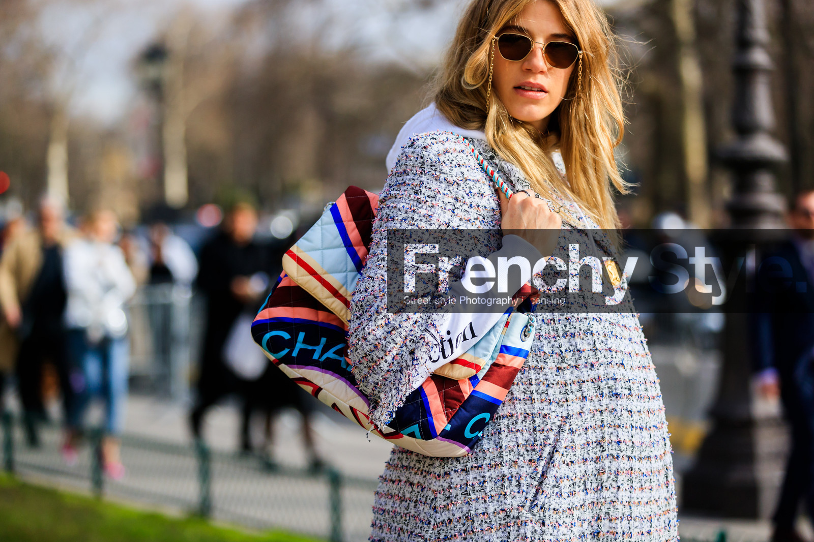 chanel handbag, graphic bag, graphic jacket, hoodie, leather bag, multicolor bag, printed bag, printed jacket, sunglasses, tweed jacket, white sweater, street style, jonathan paciullo, FW, frenchystyle, fashion week, PFW, PARIS, AUTUMN WINTER 2018-2019, FALL WINTER 2018-2019, FW 18-19, horizontal, atmosphere details, veronika heilbrunner