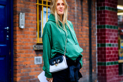 atmosphere details, black and white bag, detail, fashion week, frenchystyle, FW, green sweater, hoodie, horizontal, jonathan paciullo, jw anderson, leather bag, LFW, LONDON, natalie hartley, SPRING SUMMER 2018, SS 18, street style, vêtements