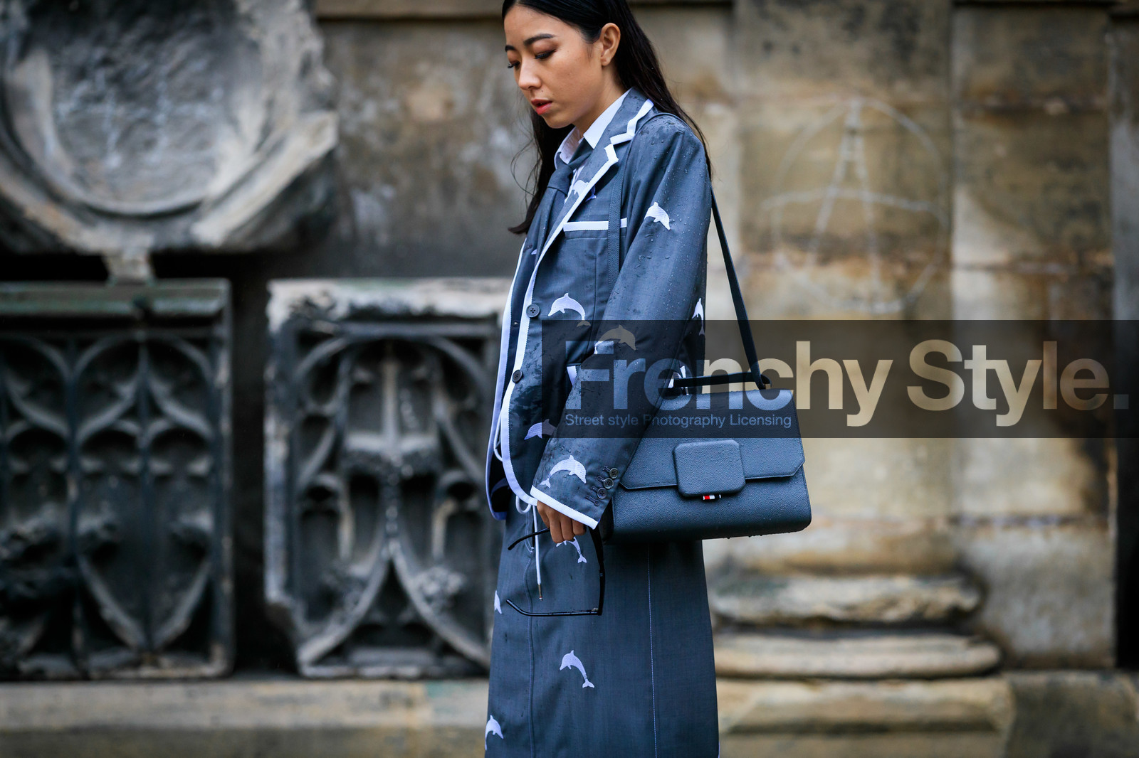 yuyu zhangzou, yuwei zhangzou, grey jacket, grey skirt, grey tie, white shirt, animal print jacket, animal printed skirt, long skirt, grey leather bag, shoulder bag, thom browne jacket, thom browne look, thom browne shirt, thom browne tie, thom browne skirt, fashion week, frenchystyle, FW, jonathan paciullo, street style, PFW, PARIS, horizontal, atmosphere details, detail