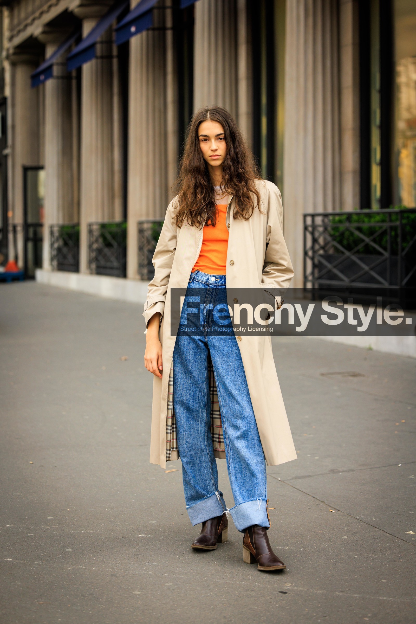 beige trench, classic trench, curl hair, classic jeans, light denim, orange top, brown boots, heeled bottines, model, fashion week, frenchystyle, FW, jonathan paciullo, street style, AUTUMN WINTER 2022-2023, FALL WINTER 2022_2023, FW 22-23, PFW, PARIS, vertical, full length