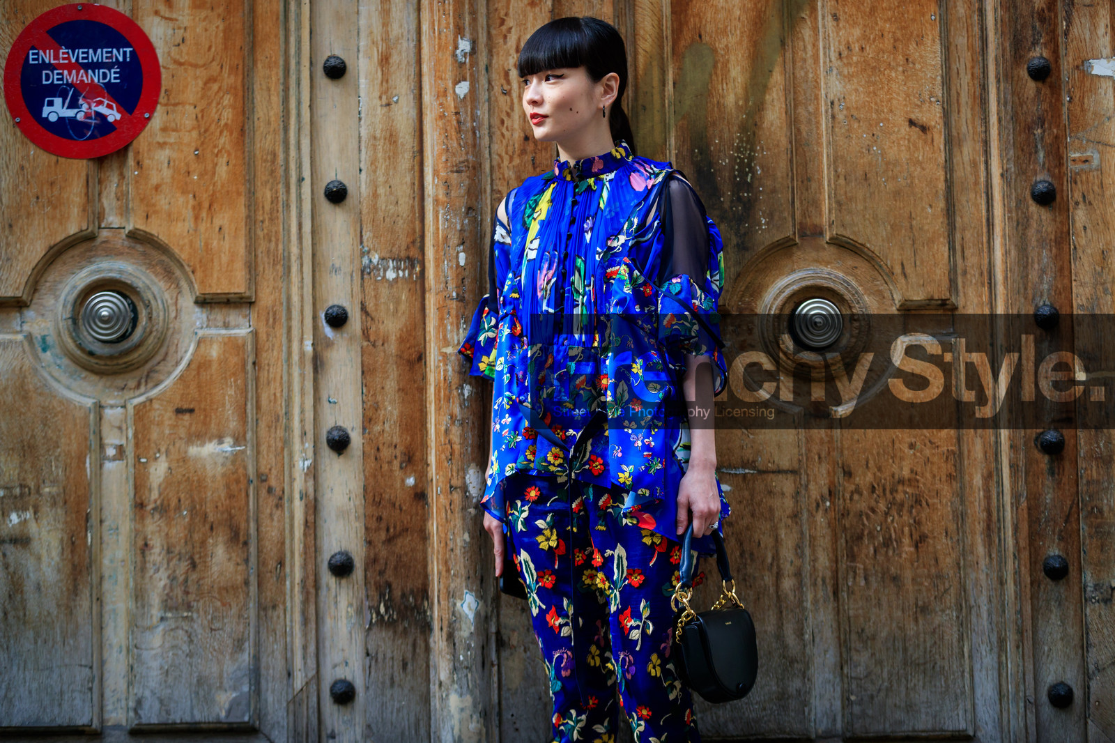 black bag, blue pants, blue shirt, floral, flowers, graphic pants, leather bag, multicolor pants, multicolor shirt, printed pants, trousers, street style, jonathan paciullo, FW, frenchystyle, fashion week, PFW, PARIS, AUTUMN WINTER 2018-2019, FALL WINTER 2018-2019, FW 18-19, horizontal, atmosphere details, kozue akimoto