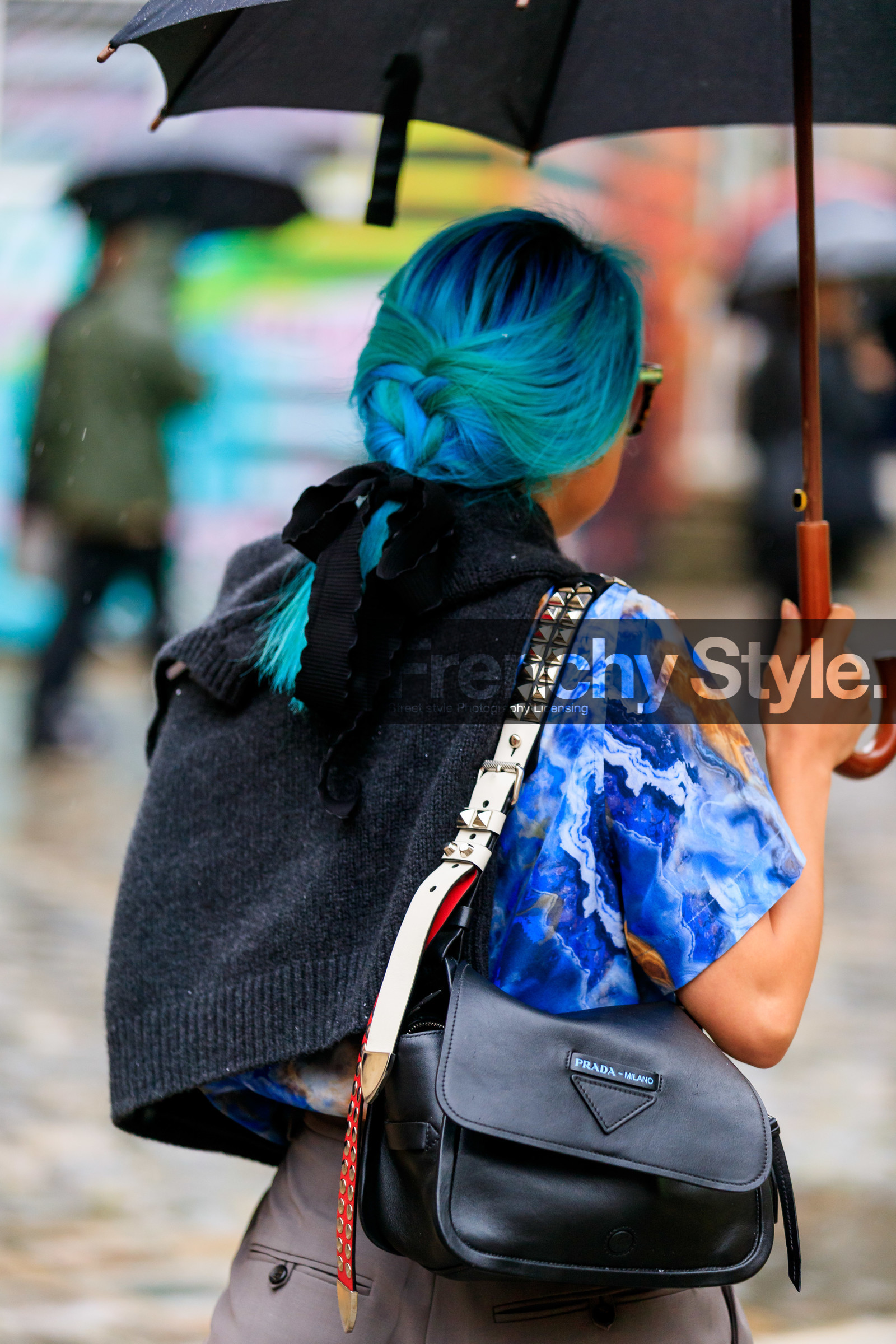 kicki yang zhang, margaret zhang, blue hair, dyed hair, back details, bag detail, prada bag, blue shirt, printed shirt, short sleeves shirt, shoulder bag, black leather bag, studs strap bag, fashion week, frenchystyle, FW, jonathan paciullo, street style, PFW, PARIS, vertical, atmosphere details, detail