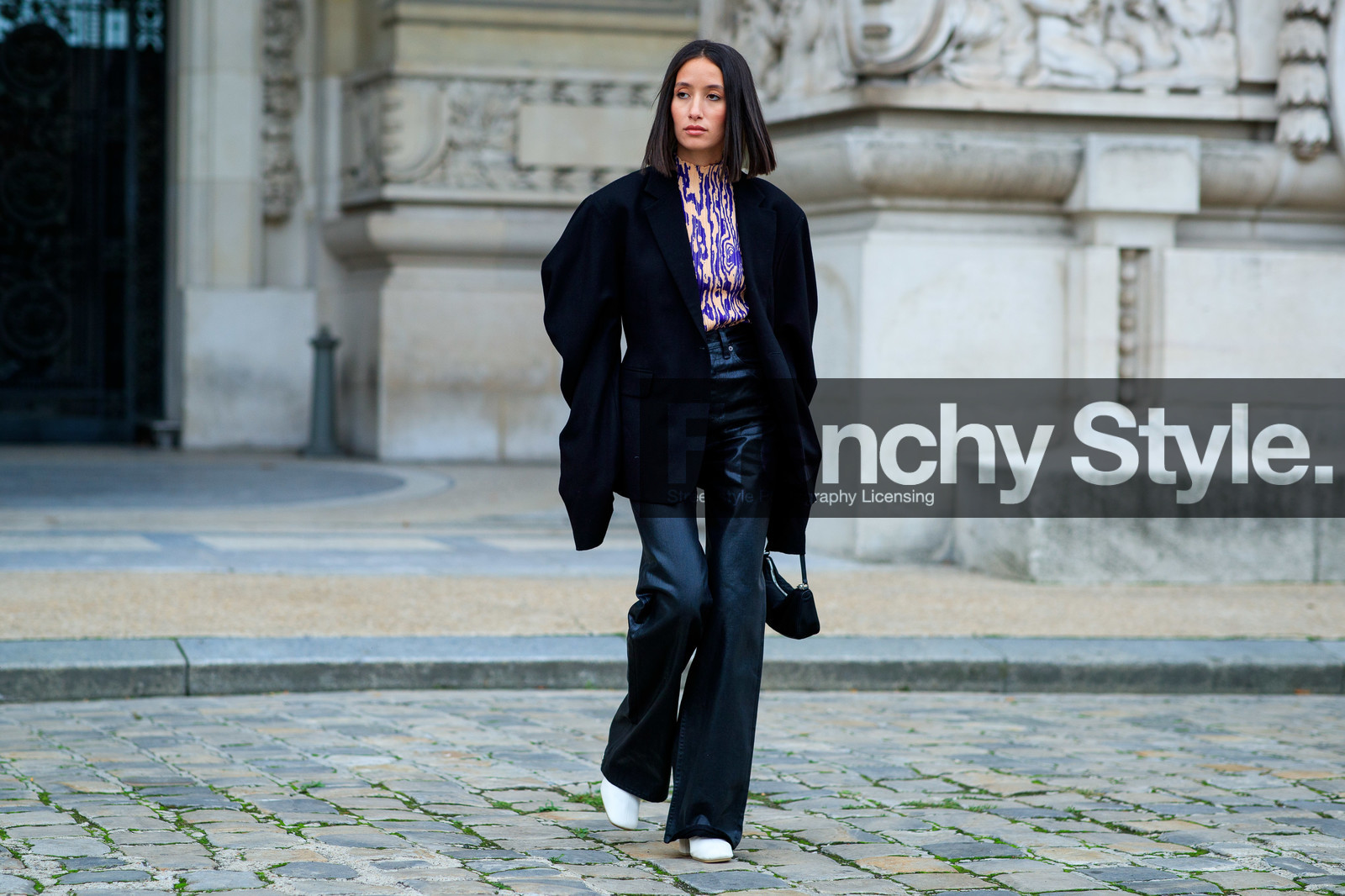 alexandra guerain, black jacket, black jeans, black bag, oversize jacket, oversize shoulder, purple top, white top, geometrical printed top, pleated top, leather pants, leather jeans, flare jeans, denim, fashion week, frenchystyle, FW, jonathan paciullo, street style, PFW, PARIS, SPRING SUMMER 2021, SS 21, horizontal, atmosphere details, full length