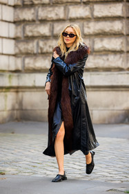 black sunglasses, blond hair, furry scarf, brown scarf, black shoes, black ballerinas, black trench, pattent, jessie andrews, street style, jonathan paciullo, FW, frenchystyle, fashion week, AUTUMN WINTER 2022-2023, FALL WINTER 2022_2023, FW 22-23, PFW, PARIS, full length, vertical