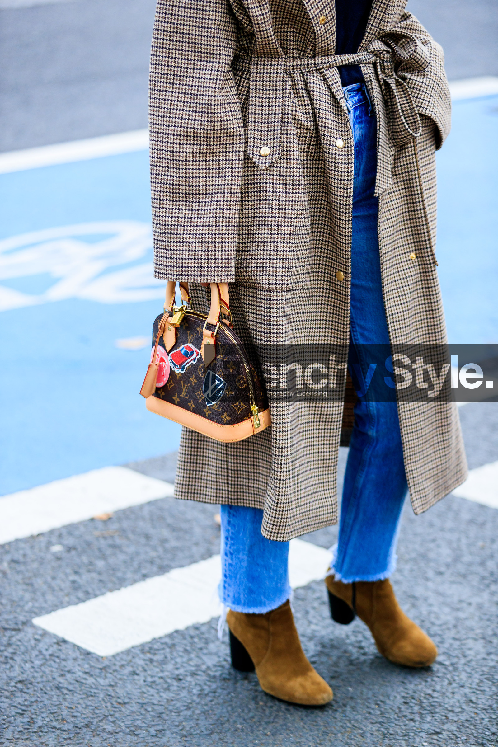 adenorah, AUTUMN WINTER 2017-2018, AW 17-18, beige coat, belted coat, blue denim, brown bag, brown boots, brown coat, checked coat, denim pants, detail, FALL WINTER 2017-2018, fashion week, frenchystyle, FW, FW 17-18, graphic bag, high heels, houndstooth pattern, jeans, jonathan paciullo, leather bag, leather shoes, LFW, LONDON, louis vuitton, monogram, printed bag, street style, suede shoes, trousers, vertical