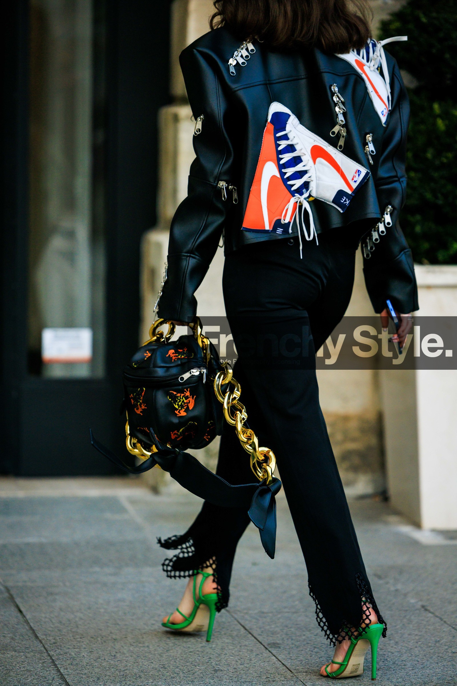 biker jacket, black jacket: leather jacket, printed jacket, leather handbag, assymetric bag, chained bag, black trousers, green heels, green sandals, back details, street style, jonathan paciullo, FW, frenchystyle, fashion week, AUTUMN WINTER 2022-2023, FALL WINTER 2022_2023, FW 22-23, PFW, PARIS, vertical, detail