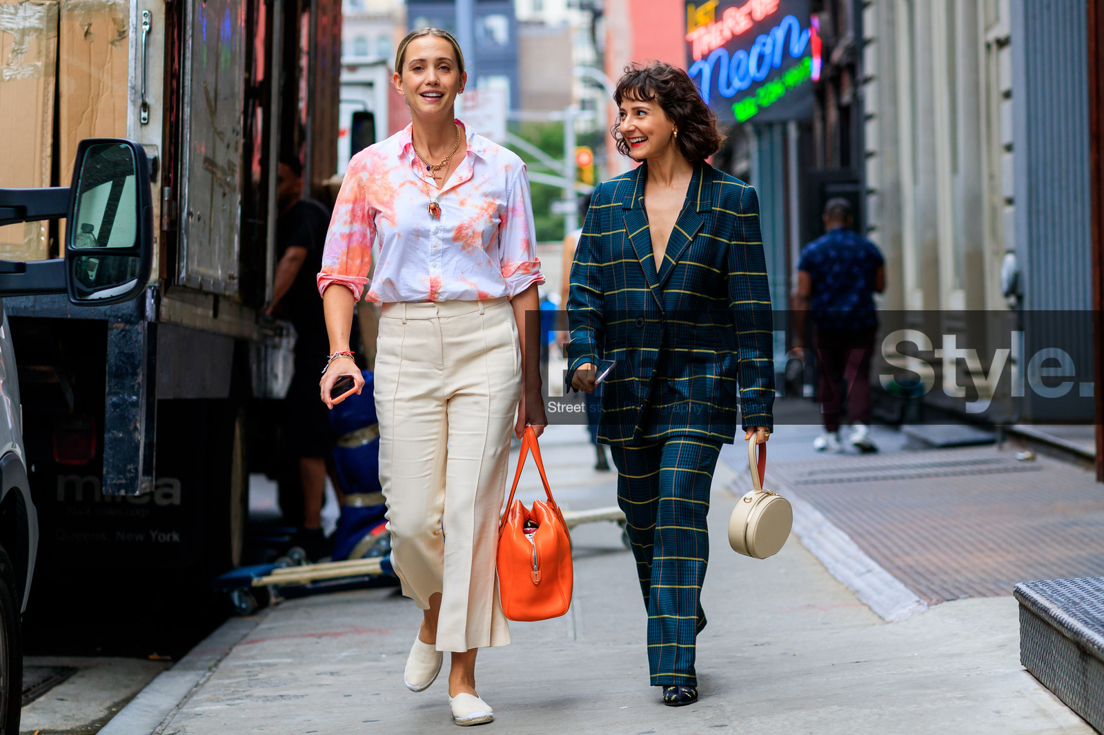 beige bag, beige pants, checked, espadrilles, graphic jacket, graphic pants, graphic suit, green jacket, green pants, green suit, leather bag, leather shoes, necklace, orange bag, plaid, printed jacket, printed pants, printed suit, striped suit, tie & die, trousers, white shirt, fashion week, frenchystyle, FW, jonathan paciullo, street style, NYFW, NEW YORK, SPRING SUMMER 2019, SS 19, atmosphere details, horizontal, full length