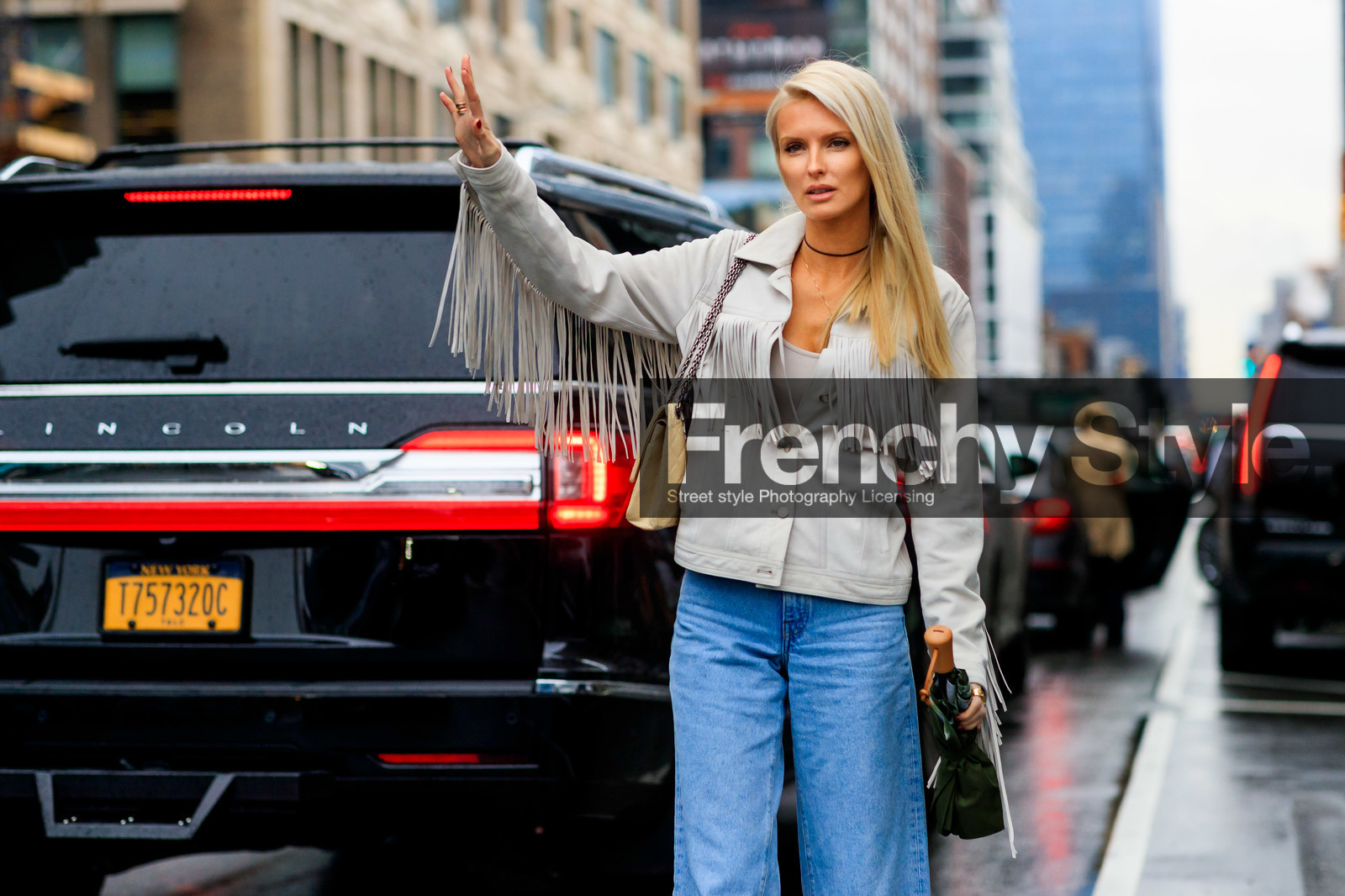 kate davidson hudson, light blue jeans, light grey jacket, suede jacket, fringe jacket, fashion week, frenchystyle, FW, jonathan paciullo, street style, NYFW, NEW YORK, AUTUMN WINTER 2020-2021, FALL WINTER 2020-2021, FW 20-21, horizontal, atmosphere details, detail