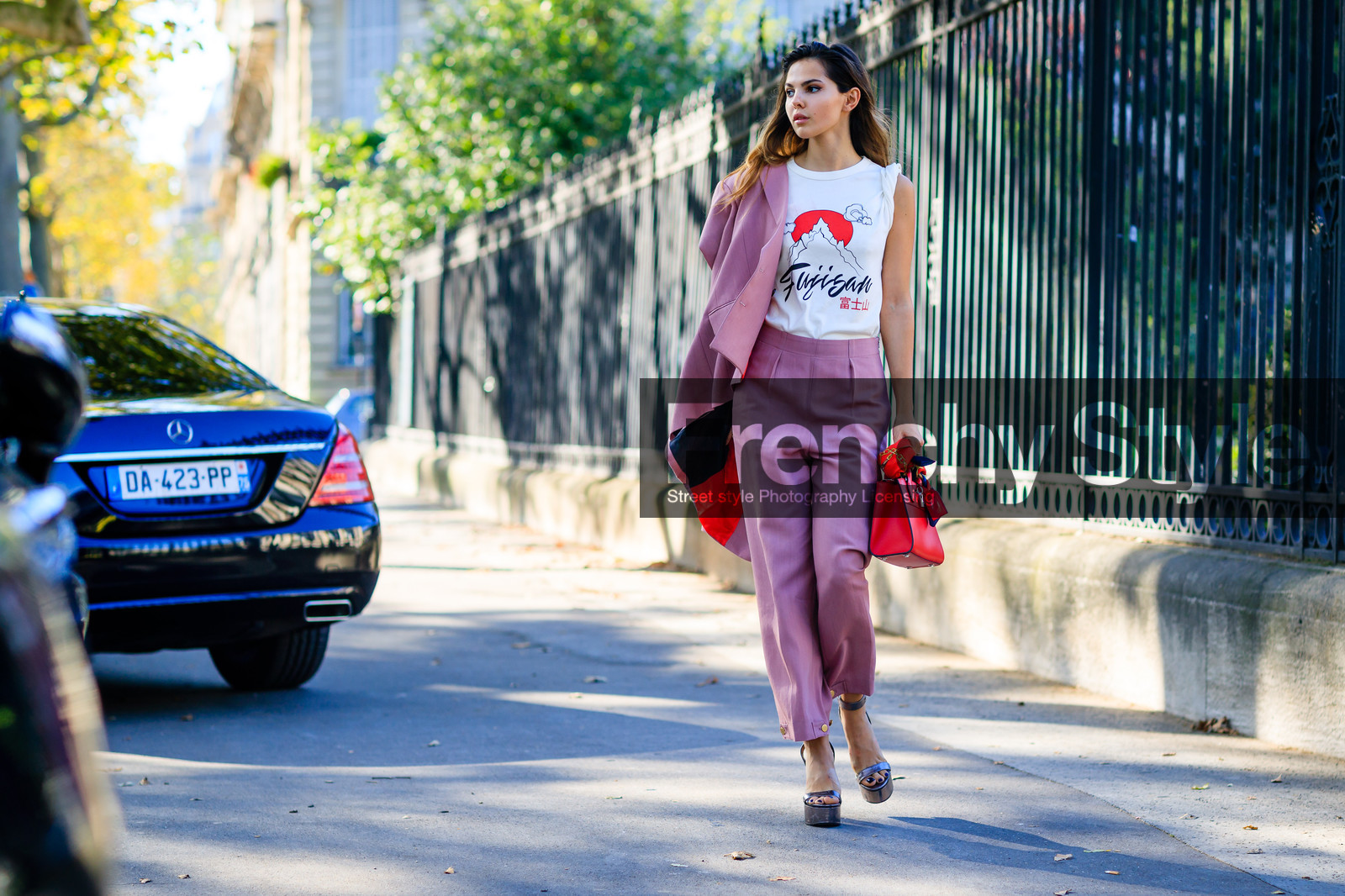 atmosphere details, blazer, Doina Ciobanu, fashion week, frenchystyle, full length, FW, high heels, horizontal, jonathan paciullo, leather bag, leather shoes, off the shoulder, PARIS, PFW, pink jacket, pink pants, printed t shirt, red bag, shiny shoes, silver shoes, SPRING SUMMER 2017, SS 17, street style, trousers, white t shirt