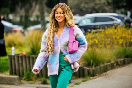 curly hair, lila cardigan, multicolor cardigan, pink bag, green pants, highwaist trousers, knitwear, emili sindlev, street style, jonathan paciullo, FW, frenchystyle, fashion week, AUTUMN WINTER 2022-2023, FALL WINTER 2022_2023, FW 22-23, PFW, PARIS, horizontal, atmosphere details, detail