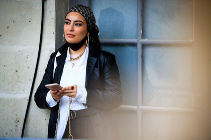 hair scarf, dior scarf, monogrammed scarf, hoop earrings, golden earrings, golden necklace, big chain necklace, dior belt, fashion week, frenchystyle, FW, jonathan paciullo, street style, PFW, PARIS, SPRING SUMMER 2021, SS 21, horizontal, atmosphere details, detail