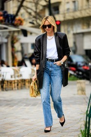 casual chic look, classic jeans, light jeans, straight cut jeans, black blazer, leather blazer, golden chain, black sunglasses, white tshirt, black belt, black stilettos, black heels, multiple bracelet, golden pouch, golden bag, lisa aiken, street style, jonathan paciullo, FW, frenchystyle, fashion week, AUTUMN WINTER 2022-2023, FALL WINTER 2022_2023, FW 22-23, PFW, PARIS, full length, vertical