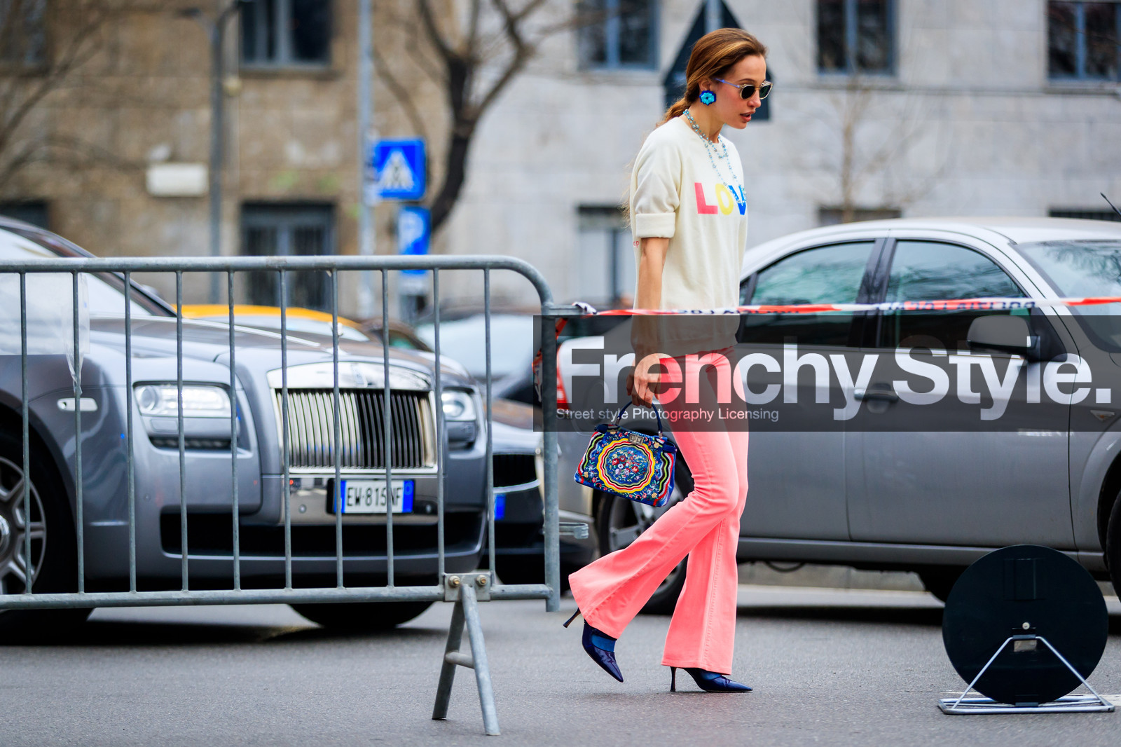 atmosphere details, AUTUMN WINTER 2017-2018, AW 17-18, beige sweater, black shoes, blue bag, blue shoes, earrings, FALL WINTER 2017-2018, fashion week, frenchystyle, full length, FW, FW 17-18, high heels, horizontal, jonathan paciullo, leather bag, leather shoes, message, MFW, MILAN, multicolor bag, necklace, pink pants, printed bag, printed sweater, street style, sunglasses, trousers