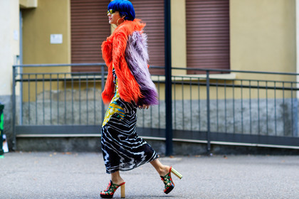 atmosphere details, AUTUMN WINTER 2017-2018, AW 17-18, blue hair, dyed hair, earrings, FALL WINTER 2017-2018, fashion week, frenchystyle, full length, FW, FW 17-18, graphic dress, high heels, horizontal, jonathan paciullo, leather shoes, MFW, MILAN, orange fur, printed dress, purple fur, sita abellan, street style, sunglasses