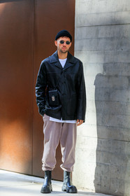 JS roques, alice & j.s, black leather bag, black leather jacket, black hat, woolen hat, small sunglasses, metalic frame sunglasses, light grey pants, jogging pants, black leather boots, chelsea boots, big sole boots, white t-shirt, crossbody bag, fashion week, frenchystyle, FW, jonathan paciullo, street style, AUTUMN WINTER 2020-2021, FALL WINTER 2020-2021, FW 20-21, vertical, full length, NYFW, NEW YORK