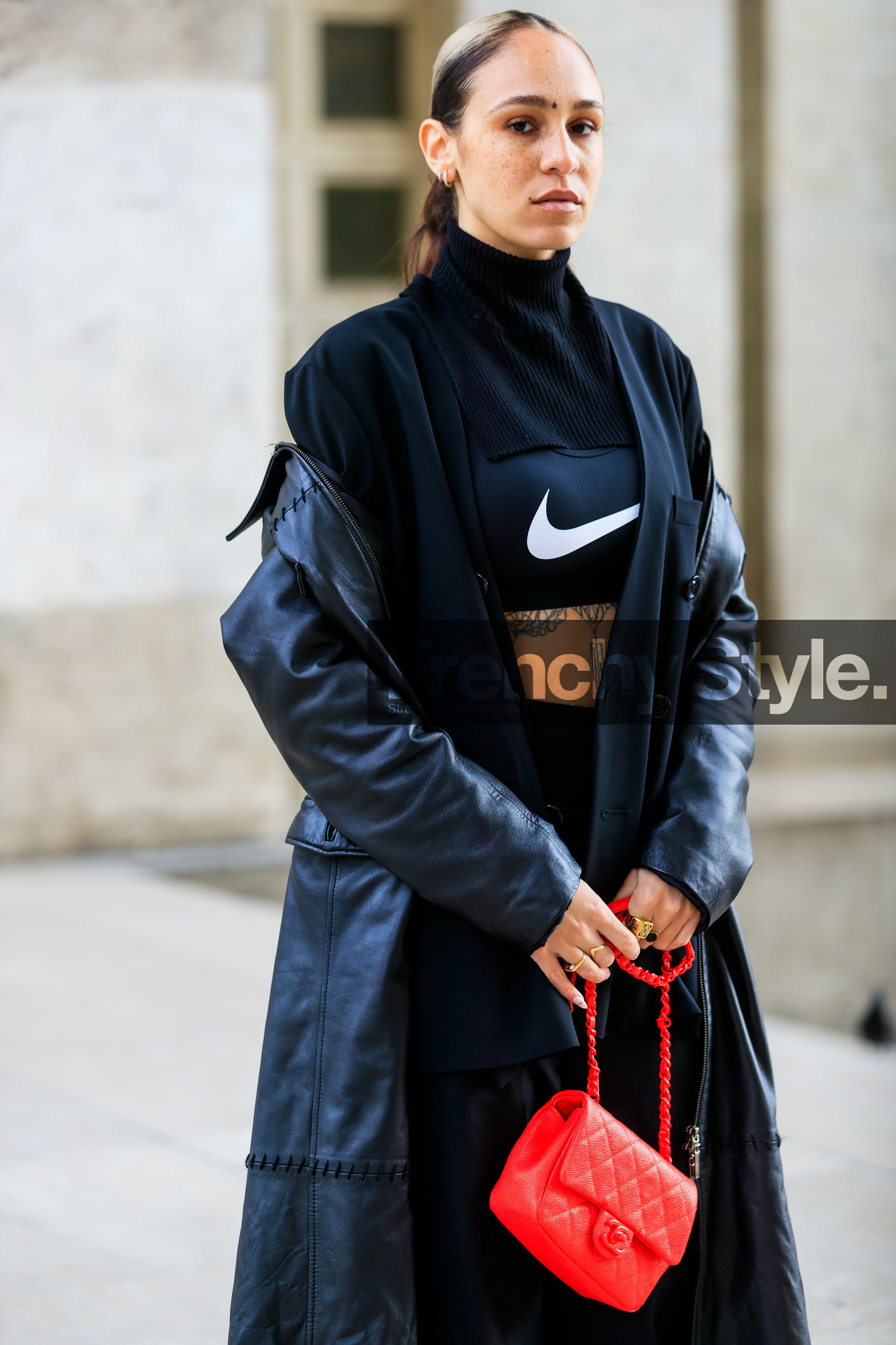 hera pradel, black jacket, black top, black pants, black scarf, black leather coat, black leather trench coat, woolen scarf, turtleneck pullover, cropped pullover, cropped top, nike top, high waist pants, tatoo, black pullover, red leather bag, chanel bag, mini bag, fashion week, frenchystyle, FW, jonathan paciullo, street style, PFW, PARIS, vertical, atmosphere details, detail