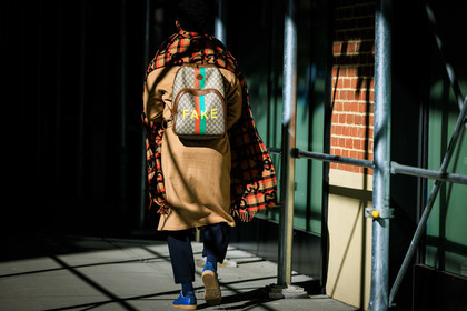 gucci monogram backpack, fake print, printed gucci logo scarf, blue sneakers, beige trench, fashion week, frenchystyle, FW, jonathan paciullo, street style, NYFW, NEW YORK, AUTUMN WINTER 2022-2023, FALL WINTER 2022_2023, FW 22-23, atmosphere details, horizontal, full length