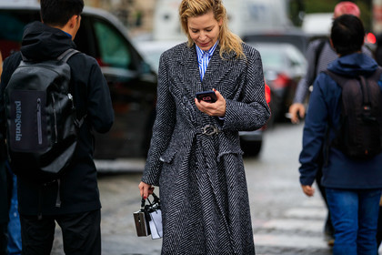 prada coat, grey coat, white coat, black coat, striped shirt, light blue shirt, white shirt, PARIS, PFW, SPRING SUMMER 2020, SS 20, fashion week, frenchystyle, FW, jonathan paciullo, street style, horizontal, atmosphere details, detail