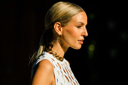 valentino, valentino golden loops, valentino golden choker, leonie hanne, fashion week, frenchystyle, FW, jonathan paciullo, street style, NYFW, NEW YORK, AUTUMN WINTER 2022-2023, FALL WINTER 2022_2023, FW 22-23, atmosphere details, horizontal
