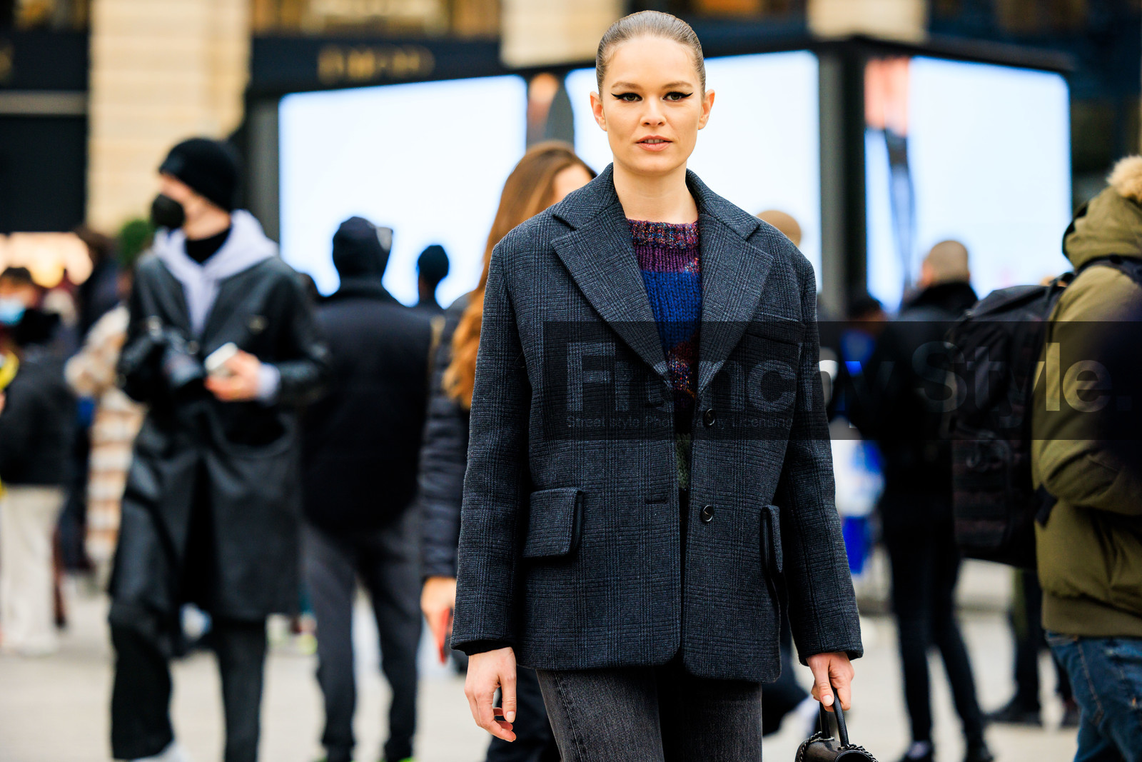 make up, model, cat eye, grey blazer, purple jumper, knitted jumper, grey jeans, fashion week, frenchystyle, FW, jonathan paciullo, street style, PARIS, PFW, SPRING SUMMER 2022, SS 22, atmosphere details, detail, horizontal