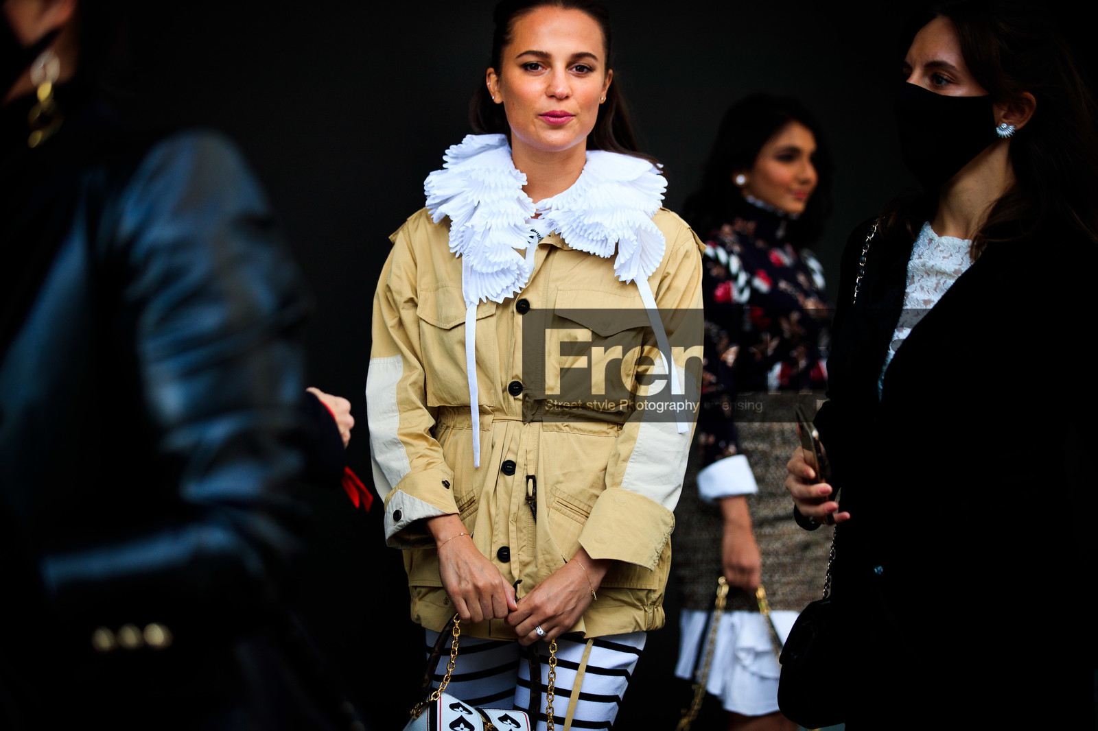 alicia vikander, beige jacket, beige parka, white shirt, white pants, legging pants, white legging, striped pants, navy blue pants, navy blue legging, white leather bag, ruffle shirt, monogrammed bag, louis vuitton bag, louis vuitton blouse, louis vuitton shirt, louis vuitton jacket, louis vuitton pants, louis vuitton total look, louis vuitton parka, PARIS, PFW, fashion week, frenchystyle, FW, jonathan paciullo, street style, SPRING SUMMER 2021, SS 21, horizontal, atmosphere details, detail