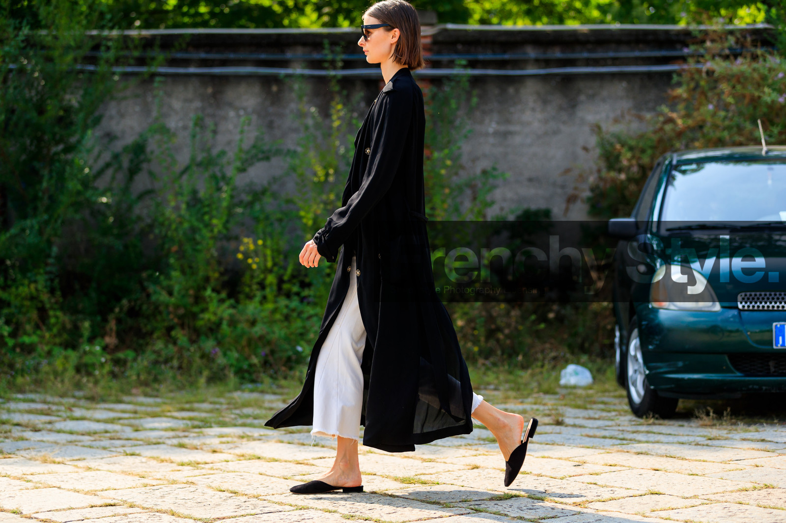 black jacket, black mules, black shoes, leather shoes, sunglasses, trousers, white pants, street style, jonathan paciullo, FW, frenchystyle, fashion week, MFW, MILAN, SPRING SUMMER 2019, SS 19, atmosphere details, horizontal, full length