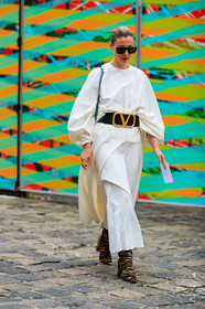 kerry pieri, white dress, long sleeves dress, pleated dress, long dress, balloon sleeves, belted dress, black leather belt, big belt, golden buckle belt, valentino belt, black sunglasses, big sunglasses, futurist shape sunglasses, animal printed boots, fur boots, black boots, camel boots, cartier ring, fashion week, frenchystyle, FW, jonathan paciullo, street style, PFW, PARIS, SPRING SUMMER 2020, SS 20, horizontal, full length