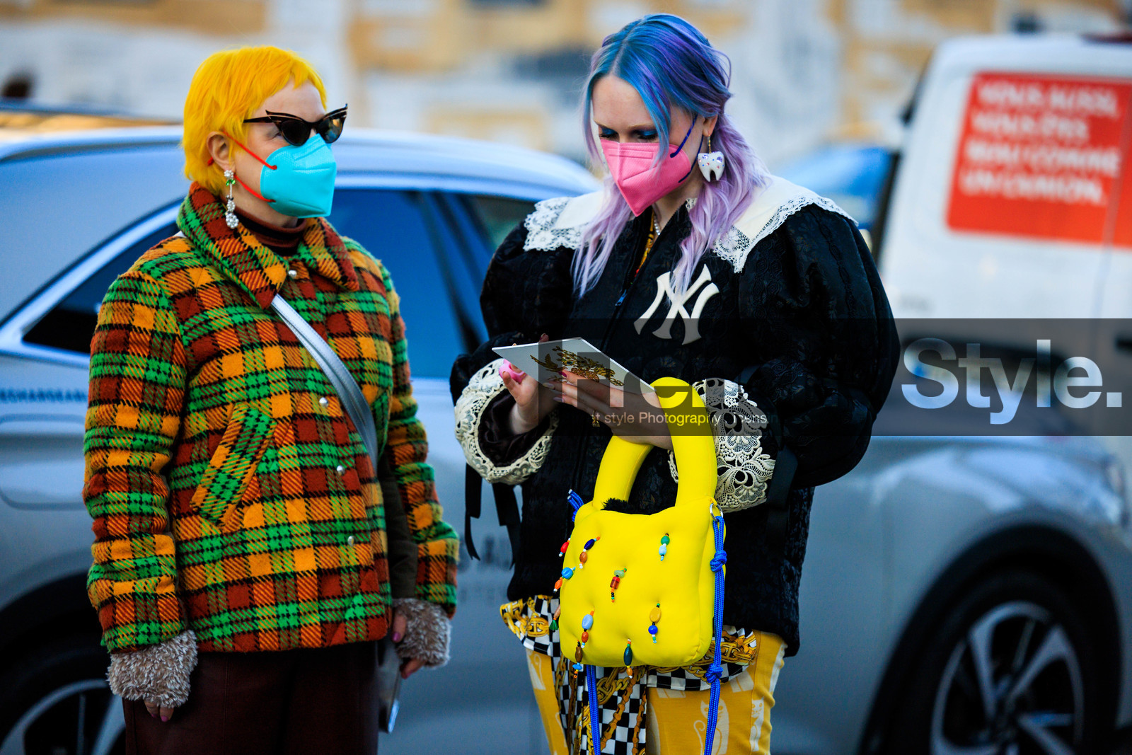 dyed hair, yellow hair, blue hair, plaid jacket, multicolor jacket, leather pants, brown pants, black bottines, blue mask, pink mask, purple hair, yankees jacket, puffed bag, yellow bag, printed pants, yellow pants, big earrings, fashion week, frenchystyle, FW, jonathan paciullo, street style, PARIS, PFW, SPRING SUMMER 2022, SS 22, atmosphere details, detail, horizontal